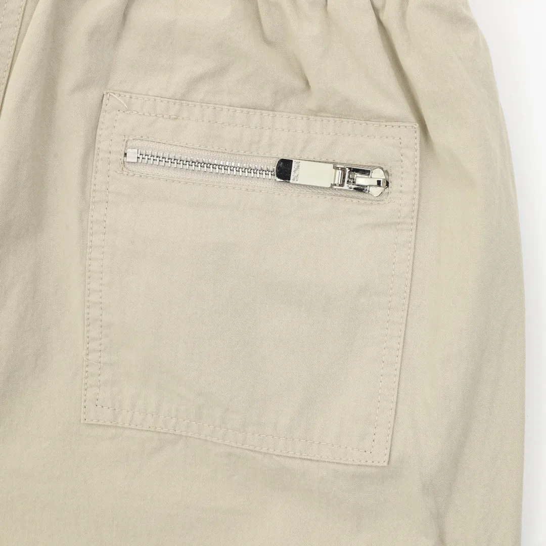 🅿️330 CD x Stone Island/Dior Stone Island joint logo shorts The fabric is made of custom-made woven fabric, which is silky and super soft compared to the original. The texture and strands of the fabric are clear and obvious, and the drape is first-class. The workmanship is exquisite and meets the foreign trade export standards. There are 4.5 stitches per centimeter. Every seam is pressed with open stitching, and the stitching is as neat as a ruler. , Made of woven floral cotton ribbon, the weaving is tight and soft to the touch. The embroidery process uses Behringer embroidery machines, which makes the embroidery colors more full and the embroidery more three-dimensional. The upper body effect is good, the same style for men and women, simple and versatile, purchasing heavyweight items, feel free to compare the quality of any on the market! Size：XS-L